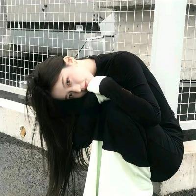 出墙红杏两家春
